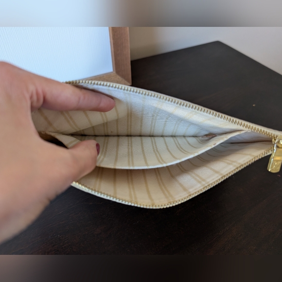 Checkered Wristlet Pochette - Picture 6 of 8